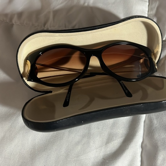 Accessories - Dior. Elegant Black and Gold Sunglasses